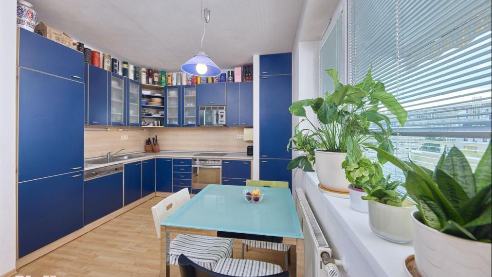 Neibrs| 4 izb. byt, Kramáre, 127 m2 plus 7 m2 loggia, pivnica, dve svetové strany