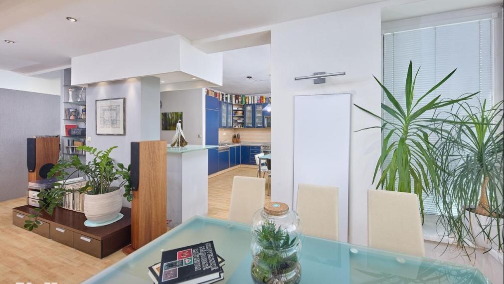 Neibrs| 4 izb. byt, Kramáre, 127 m2 plus 7 m2 loggia, pivnica, dve svetové strany