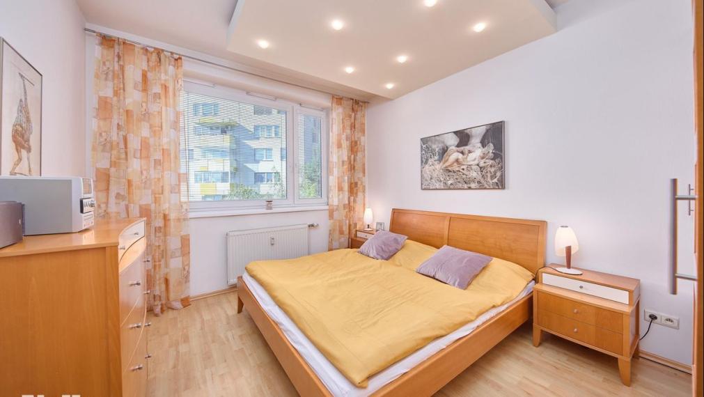 Neibrs| 4 izb. byt, Kramáre, 127 m2 plus 7 m2 loggia, pivnica, dve svetové strany