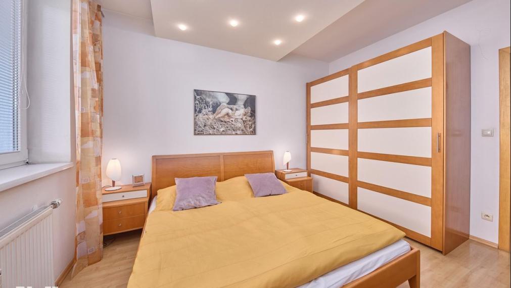 Neibrs| 4 izb. byt, Kramáre, 127 m2 plus 7 m2 loggia, pivnica, dve svetové strany