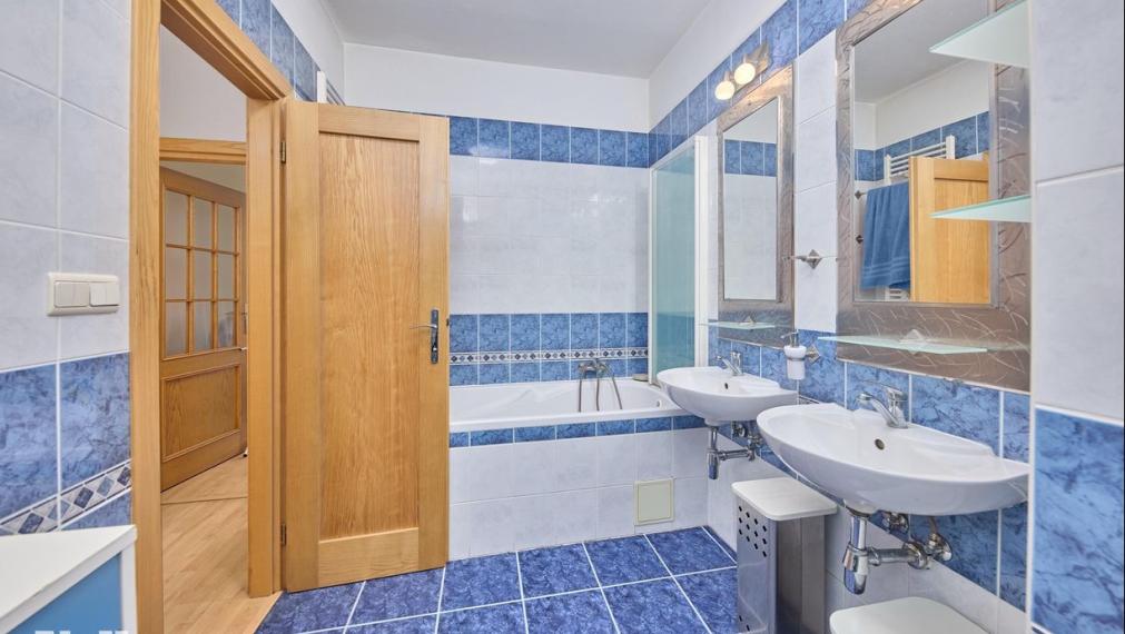 Neibrs| 4 izb. byt, Kramáre, 127 m2 plus 7 m2 loggia, pivnica, dve svetové strany