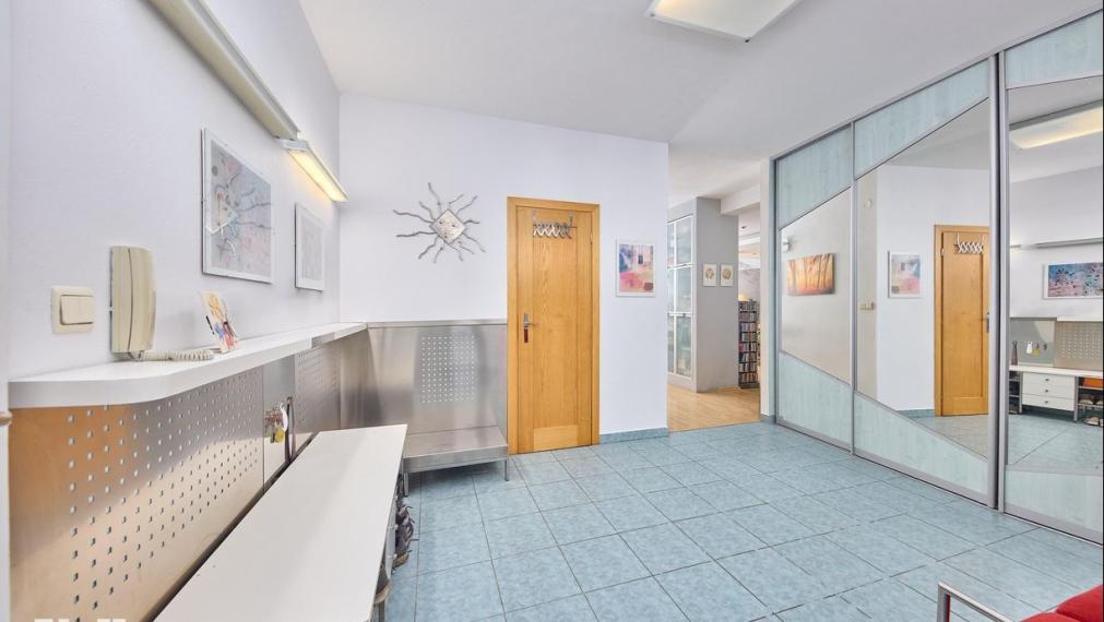 Neibrs| 4 izb. byt, Kramáre, 127 m2 plus 7 m2 loggia, pivnica, dve svetové strany