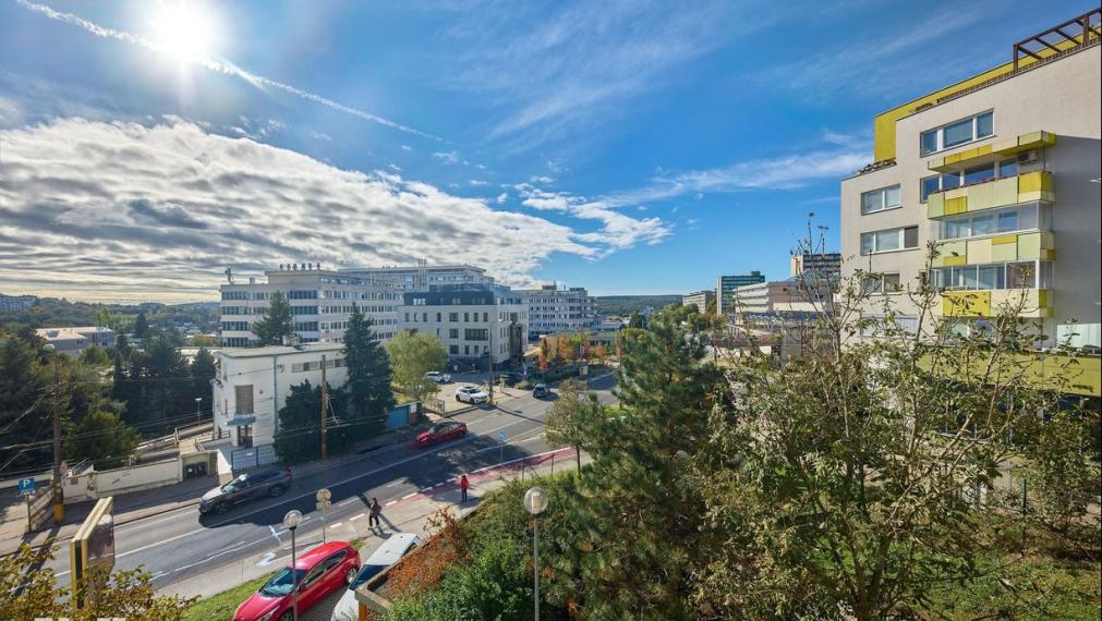 Neibrs| 4 izb. byt, Kramáre, 127 m2 plus 7 m2 loggia, pivnica, dve svetové strany