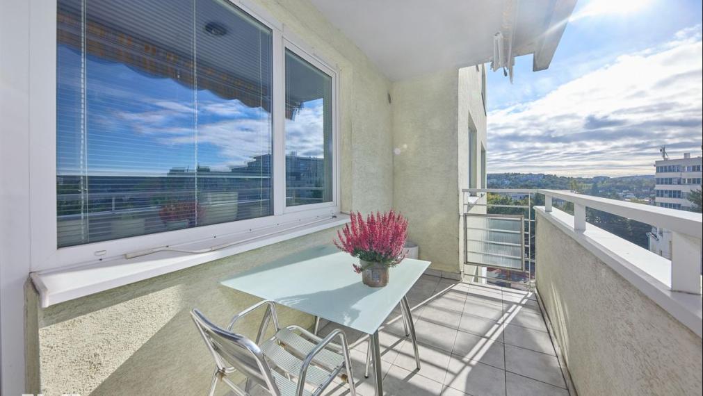 Neibrs| 4 izb. byt, Kramáre, 127 m2 plus 7 m2 loggia, pivnica, dve svetové strany