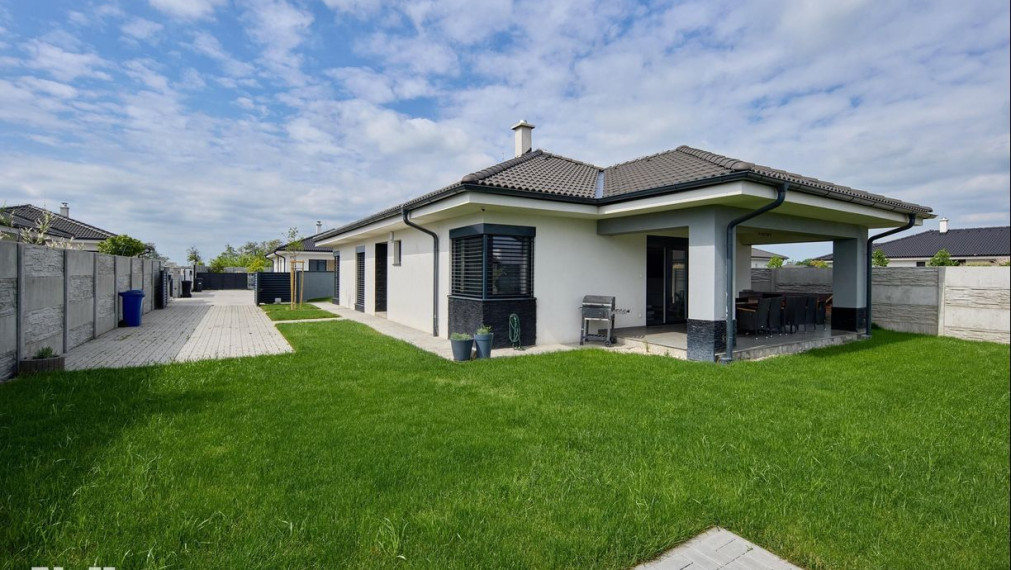 Neibrs | REZERVOVANÉ (4) izbový zariadený rodinný dom s pozemkom (504m2) v Lehniciach