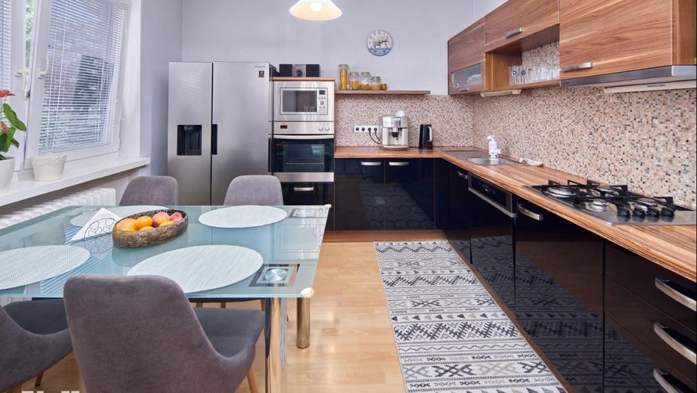 Neibrs | REZERVOVANÉ (6) izbový dvojgeneračný rodinný dom s veľkým pozemkom 985m2 na Petöfiho ulici v Podunajských Biskupiciach