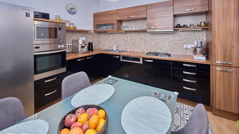 Neibrs | REZERVOVANÉ (6) izbový dvojgeneračný rodinný dom s veľkým pozemkom 985m2 na Petöfiho ulici v Podunajských Biskupiciach