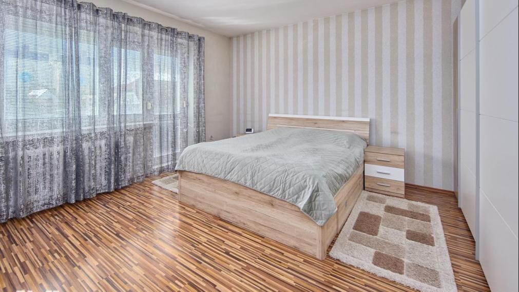 Neibrs | REZERVOVANÉ (6) izbový dvojgeneračný rodinný dom s veľkým pozemkom 985m2 na Petöfiho ulici v Podunajských Biskupiciach