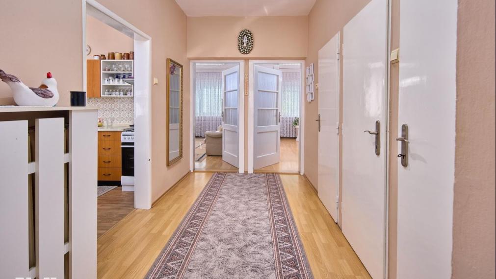 Neibrs | REZERVOVANÉ (6) izbový dvojgeneračný rodinný dom s veľkým pozemkom 985m2 na Petöfiho ulici v Podunajských Biskupiciach