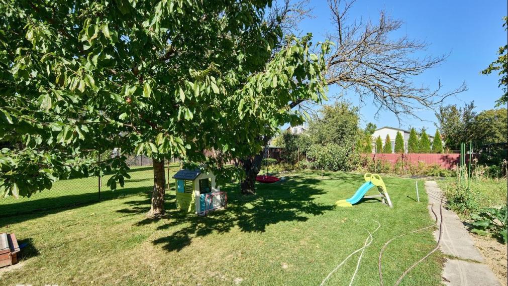 Neibrs | REZERVOVANÉ (6) izbový dvojgeneračný rodinný dom s veľkým pozemkom 985m2 na Petöfiho ulici v Podunajských Biskupiciach