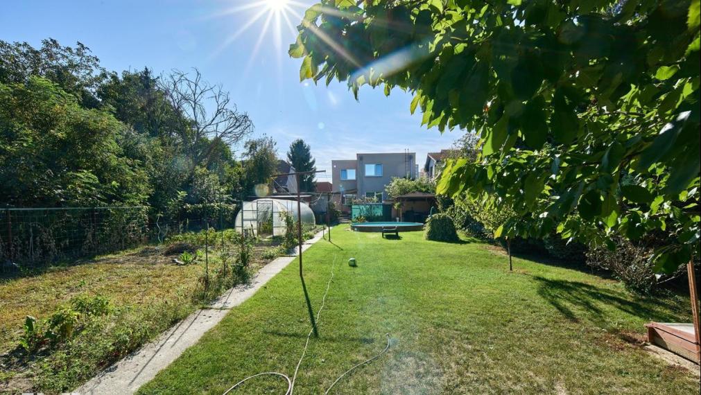 Neibrs | REZERVOVANÉ (6) izbový dvojgeneračný rodinný dom s veľkým pozemkom 985m2 na Petöfiho ulici v Podunajských Biskupiciach