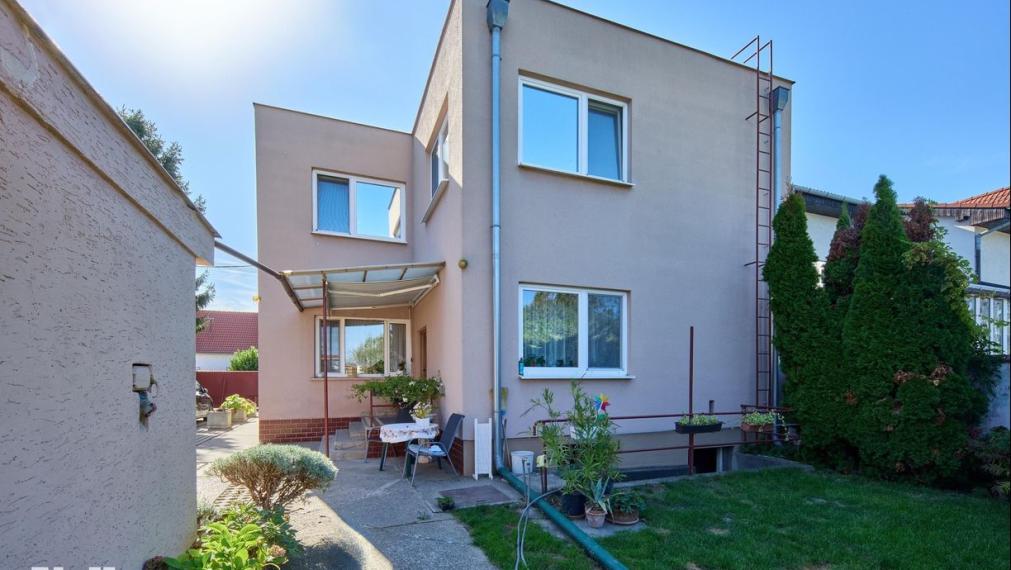 Neibrs | REZERVOVANÉ (6) izbový dvojgeneračný rodinný dom s veľkým pozemkom 985m2 na Petöfiho ulici v Podunajských Biskupiciach