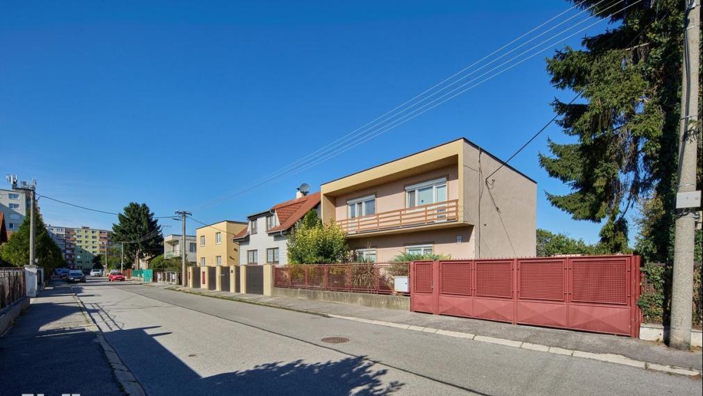 Neibrs | REZERVOVANÉ (6) izbový dvojgeneračný rodinný dom s veľkým pozemkom 985m2 na Petöfiho ulici v Podunajských Biskupiciach