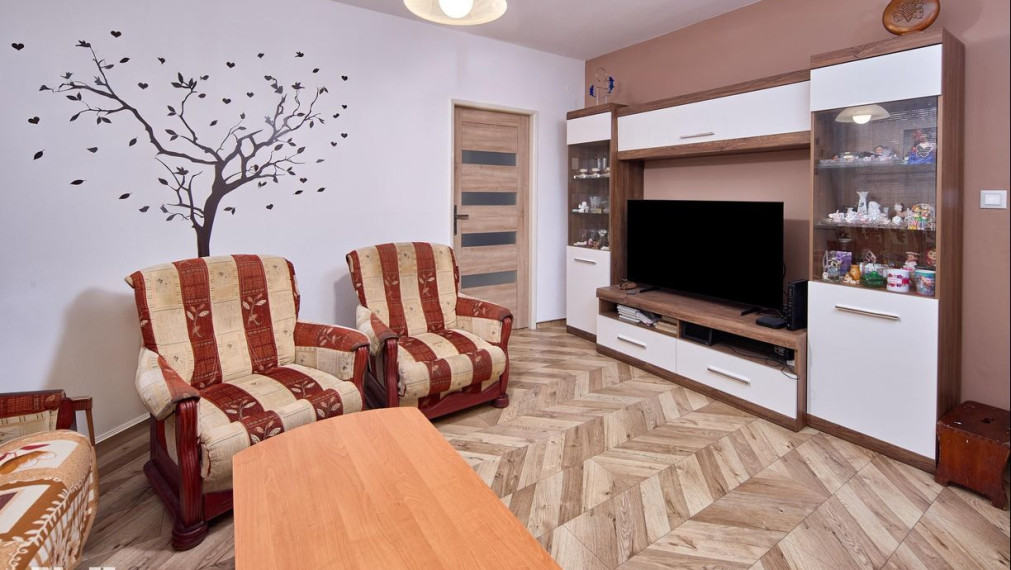 Neibrs | REZERVOVANÉ- 2 izb. byt, čiastočná rekonštrukcia, balkón, Pri Šajbách