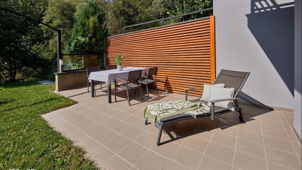 Neibrs | Exkluzívne na krátkodobý/ dlhodobý prenájom zariadený 3i rodinný dom, 90m2 s parkovaním, záhradou, Devínska cesta, Bratislava IV