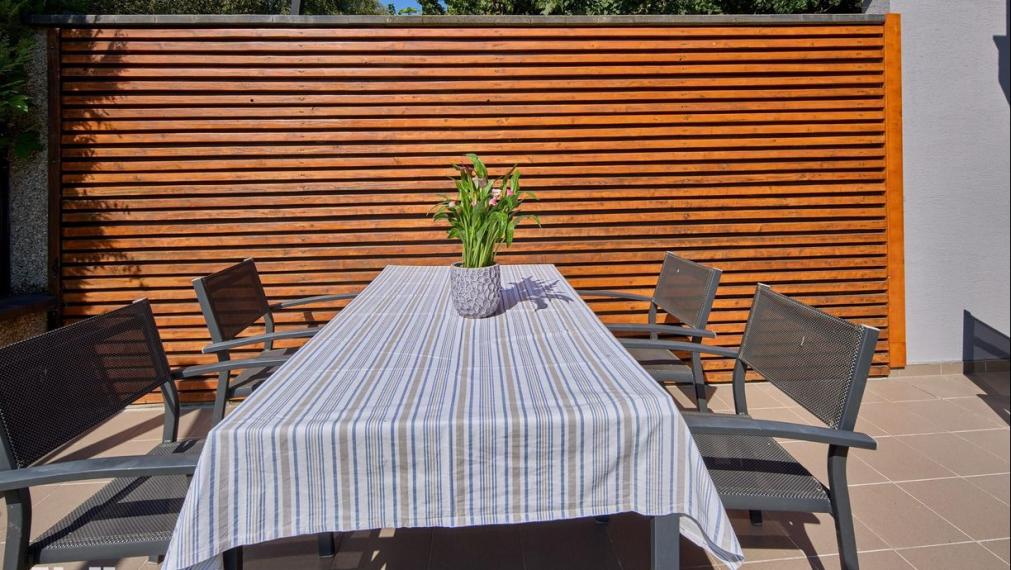 Neibrs | Exkluzívne na krátkodobý/ dlhodobý prenájom zariadený 3i rodinný dom, 90m2 s parkovaním, záhradou, Devínska cesta, Bratislava IV