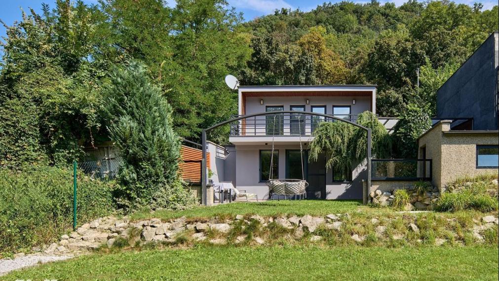 Neibrs | Exkluzívne na krátkodobý/ dlhodobý prenájom zariadený 3i rodinný dom, 90m2 s parkovaním, záhradou, Devínska cesta, Bratislava IV