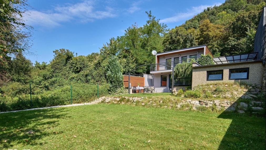 Neibrs | Exkluzívne na krátkodobý/ dlhodobý prenájom zariadený 3i rodinný dom, 90m2 s parkovaním, záhradou, Devínska cesta, Bratislava IV