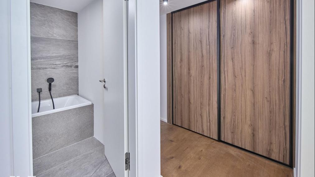 Neibrs | predaj (4) izbový byt s dvoma balkónmi a vonkajším parkovacím miestom v prestížnom projekte LIGET – Petržalka