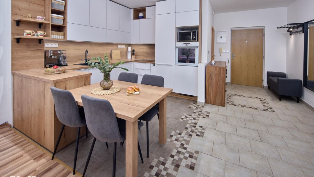 Neibrs | 2 izb. byt s balkónom v staršej novostavbe, Budatínska ul. Petržalka