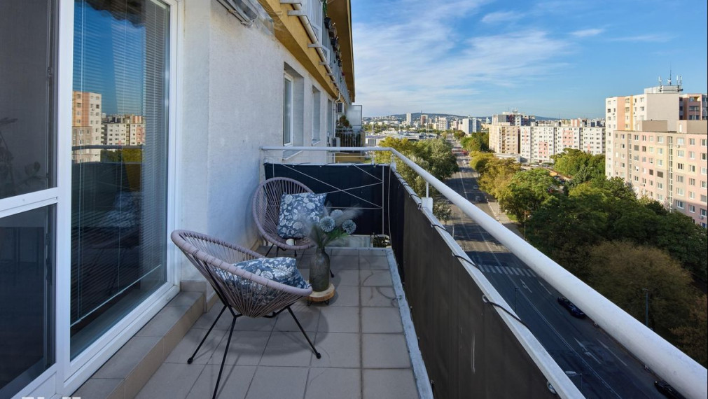 Neibrs | 2 izb. byt s balkónom v staršej novostavbe, Budatínska ul. Petržalka