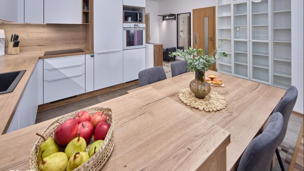 Neibrs | 2 izb. byt s balkónom v staršej novostavbe, Budatínska ul. Petržalka