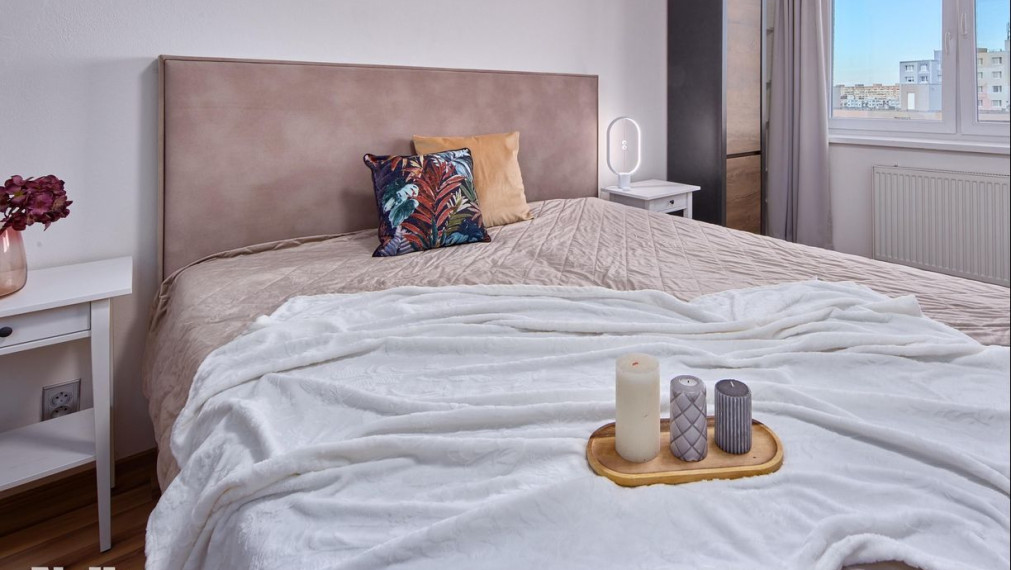 Neibrs | 2 izb. byt s balkónom v staršej novostavbe, Budatínska ul. Petržalka