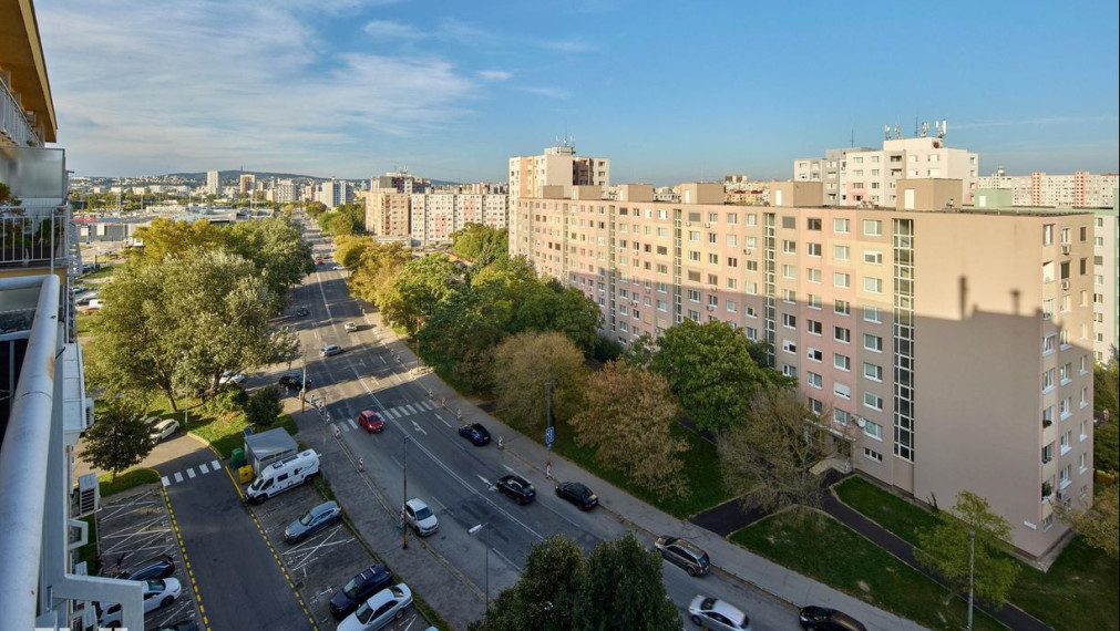 Neibrs | 2 izb. byt s balkónom v staršej novostavbe, Budatínska ul. Petržalka