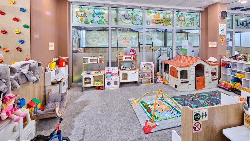 Neibrs | odstúpenie: obchodný - gastro priestor 212m2 + (54m2 prekrytá terasa) 