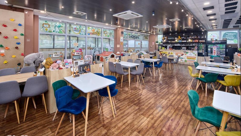 Neibrs | odstúpenie: obchodný - gastro priestor 212m2 + (54m2 prekrytá terasa) 