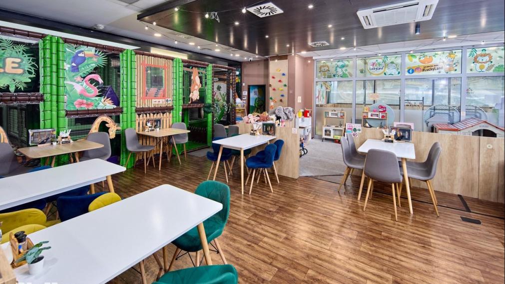 Neibrs | odstúpenie: obchodný - gastro priestor 212m2 + (54m2 prekrytá terasa) 