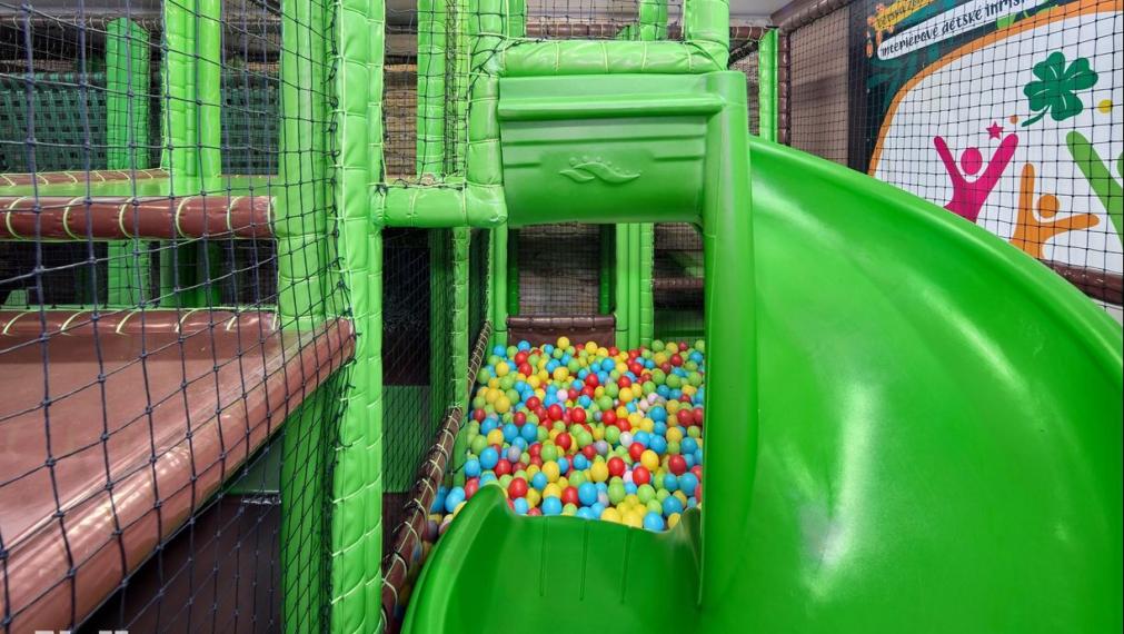 Neibrs | odstúpenie: obchodný - gastro priestor 212m2 + (54m2 prekrytá terasa) 