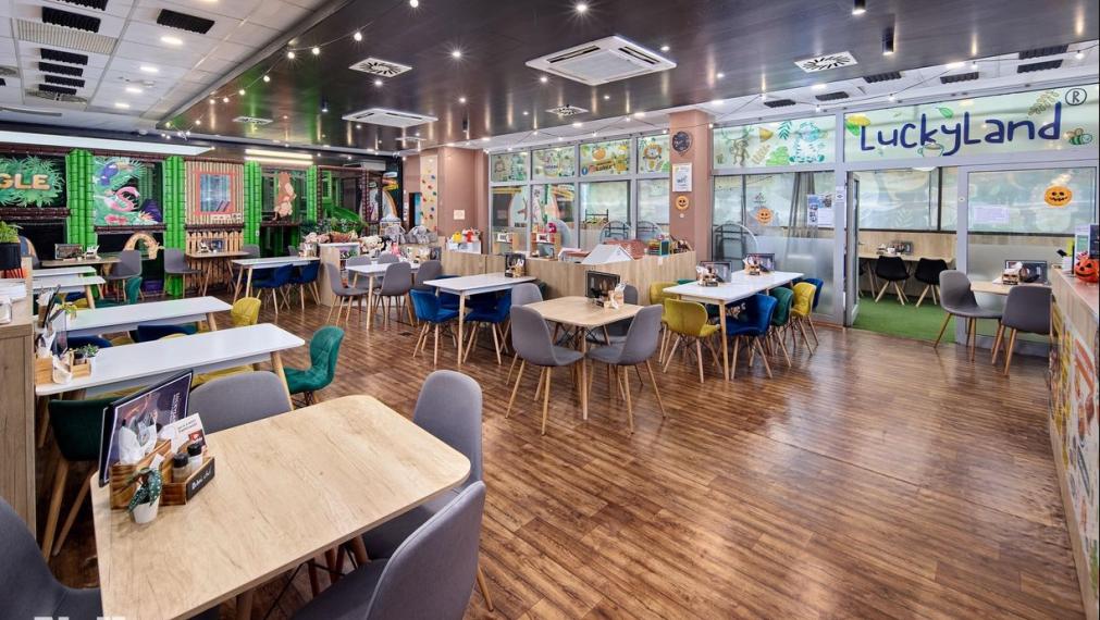 Neibrs | odstúpenie: obchodný - gastro priestor 212m2 + (54m2 prekrytá terasa) 