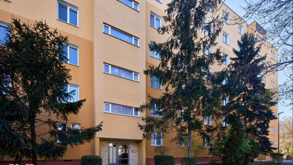 Neibrs | (3,5) izbový byt s loggiou v tichej a zelenej časti Ružinova – Mesačná ulica