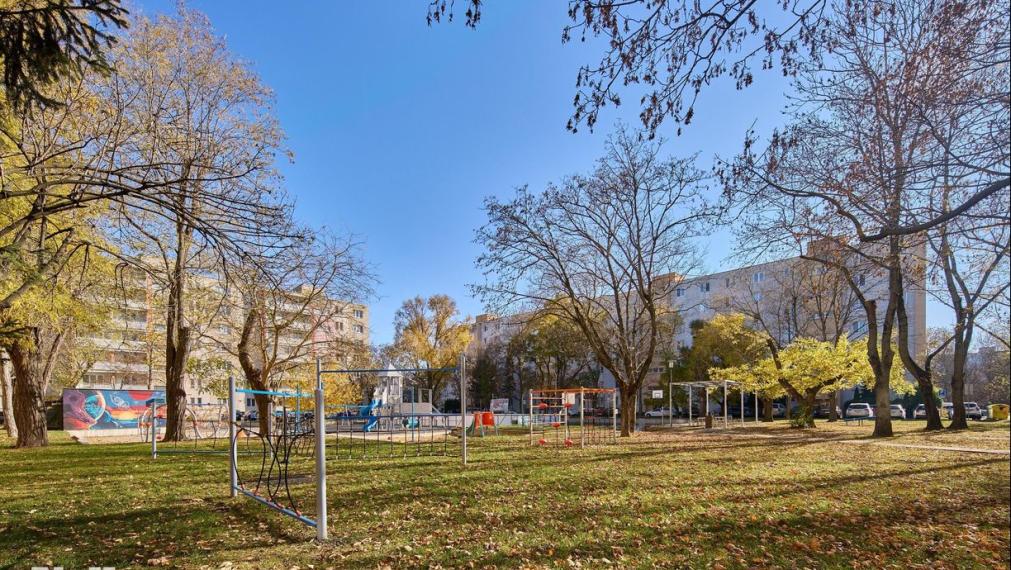 Neibrs | (3,5) izbový byt s loggiou v tichej a zelenej časti Ružinova – Mesačná ulica