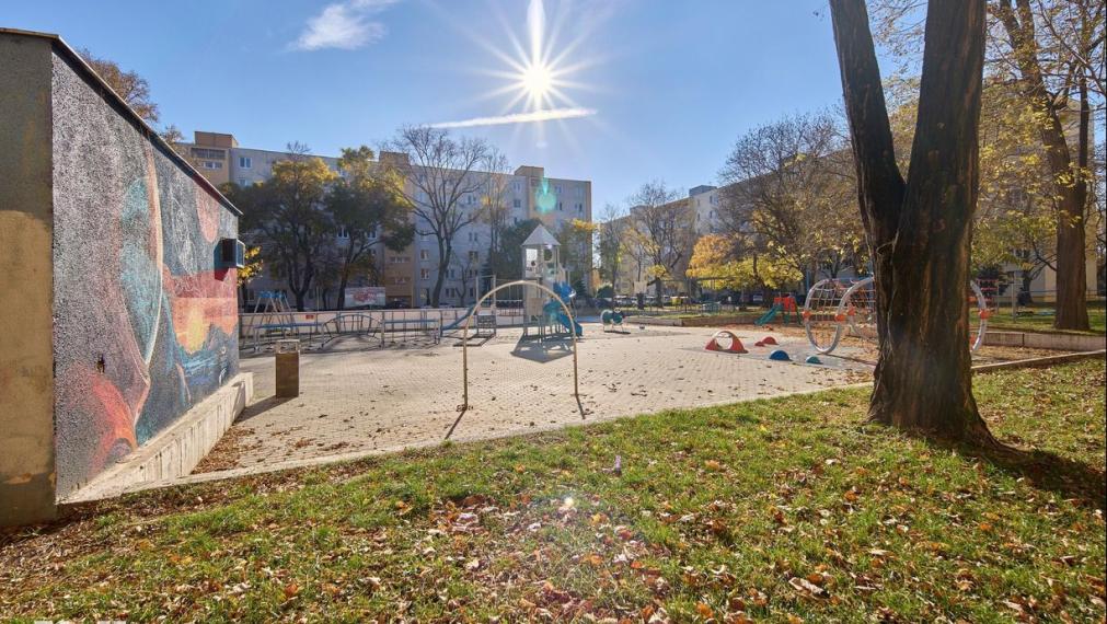 Neibrs | (3,5) izbový byt s loggiou v tichej a zelenej časti Ružinova – Mesačná ulica