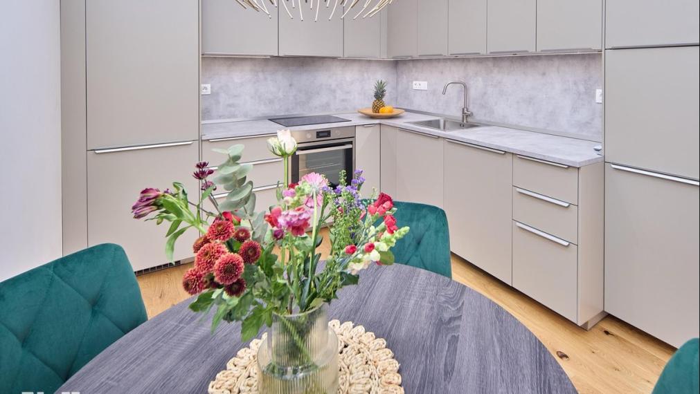 Neibrs | 2-izbový byt s veľkou loggiou, pivnicou a garážou – ZWIRN 1, Košická ulica