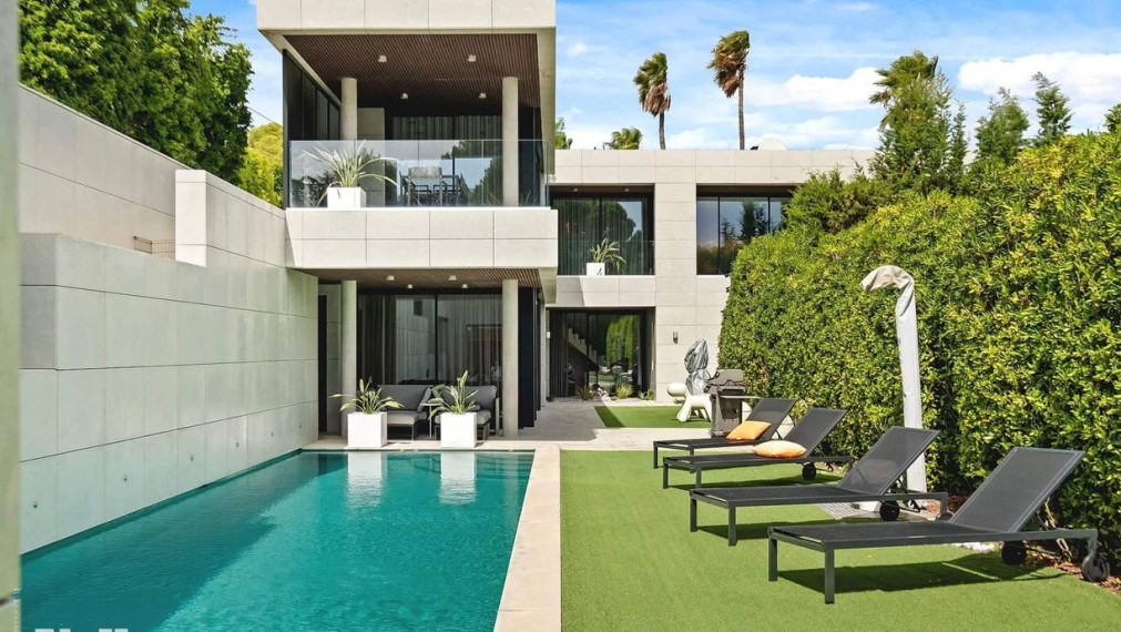 Neibrs | Na predaj nádherná vila pri mori v exkluzívnej lokalite, pozemok 1600 m2, bazén, garáž, parkovisko, Nice, Francúzsko