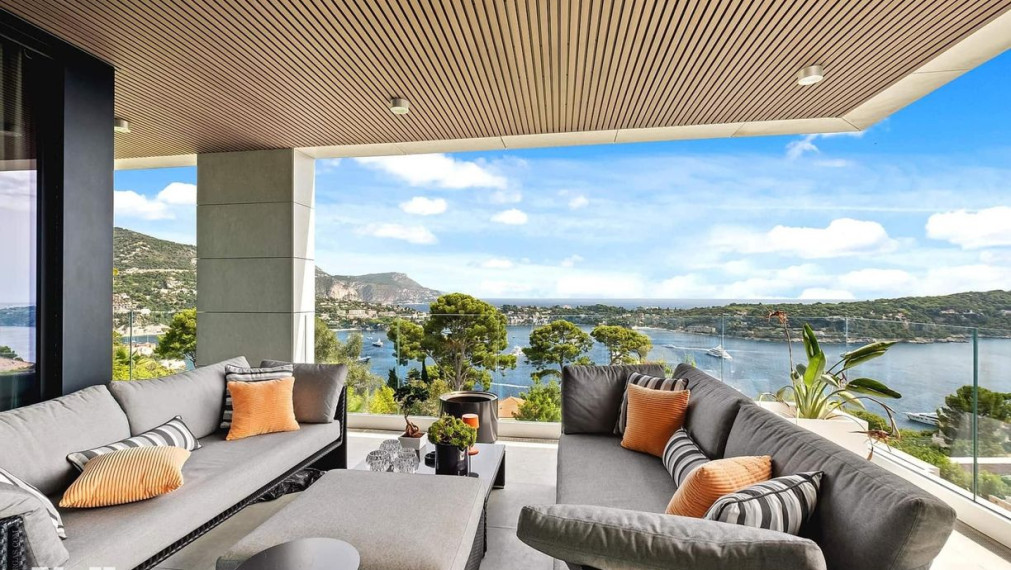 Neibrs | Na predaj nádherná vila pri mori v exkluzívnej lokalite, pozemok 1600 m2, bazén, garáž, parkovisko, Nice, Francúzsko