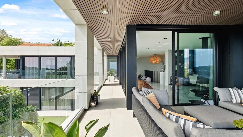 Neibrs | Na predaj nádherná vila pri mori v exkluzívnej lokalite, pozemok 1600 m2, bazén, garáž, parkovisko, Nice, Francúzsko