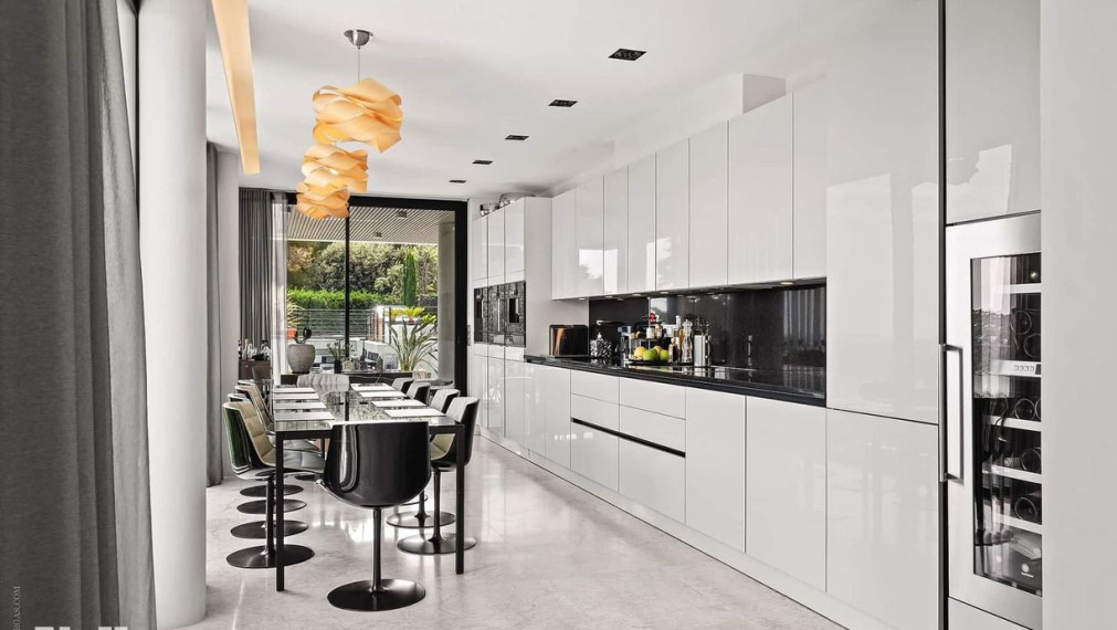 Neibrs | Na predaj nádherná vila pri mori v exkluzívnej lokalite, pozemok 1600 m2, bazén, garáž, parkovisko, Nice, Francúzsko