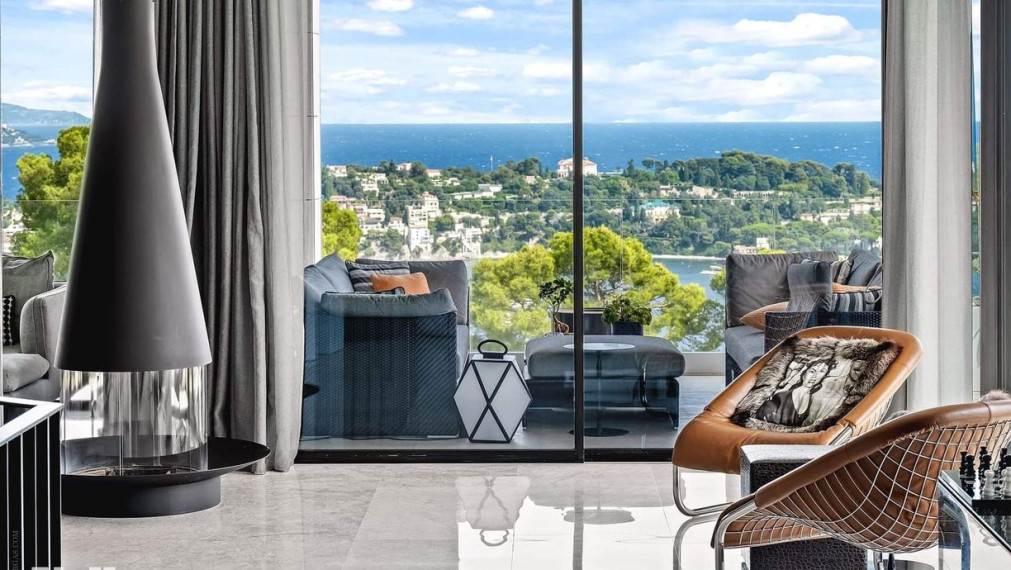 Neibrs | Na predaj nádherná vila pri mori v exkluzívnej lokalite, pozemok 1600 m2, bazén, garáž, parkovisko, Nice, Francúzsko