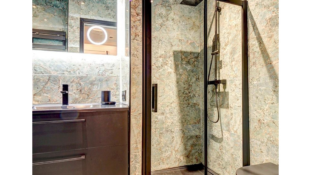 Neibrs | Na predaj výnimočný slnečný Loft s balkónom v srdci NICE pri mori, Quartier de Fleurs, NICE, Francúzsko