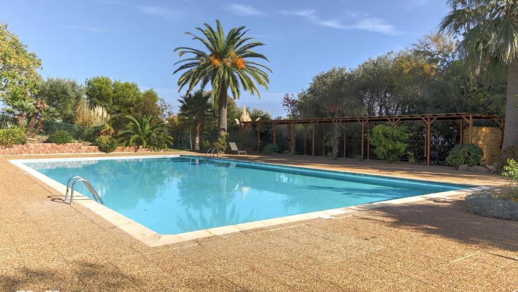 Neibrs | Na predaj tradičný provensálsky 3i byt, 78.5m2 s bazénom a výhľadom na more, Nice-Fabron, Francúzsko