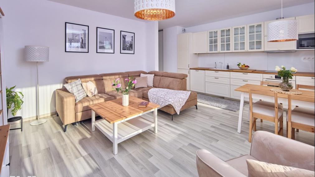 Neibrs | 3 izbový svetlý byt s balkónom (8m2) a parkovacím miestom