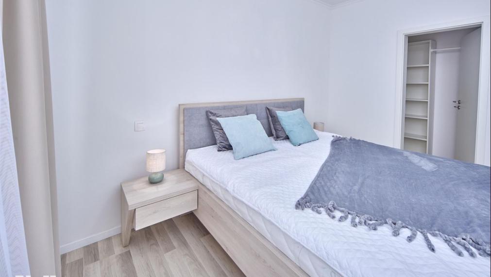 Neibrs | 3 izbový svetlý byt s balkónom (8m2) a parkovacím miestom