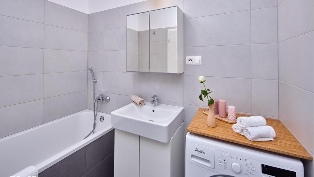 Neibrs | 3 izbový svetlý byt s balkónom (8m2) a parkovacím miestom