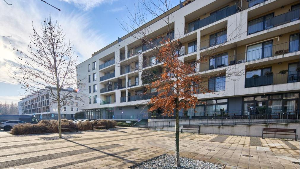 Neibrs | 3 izbový svetlý byt s balkónom (8m2) a parkovacím miestom