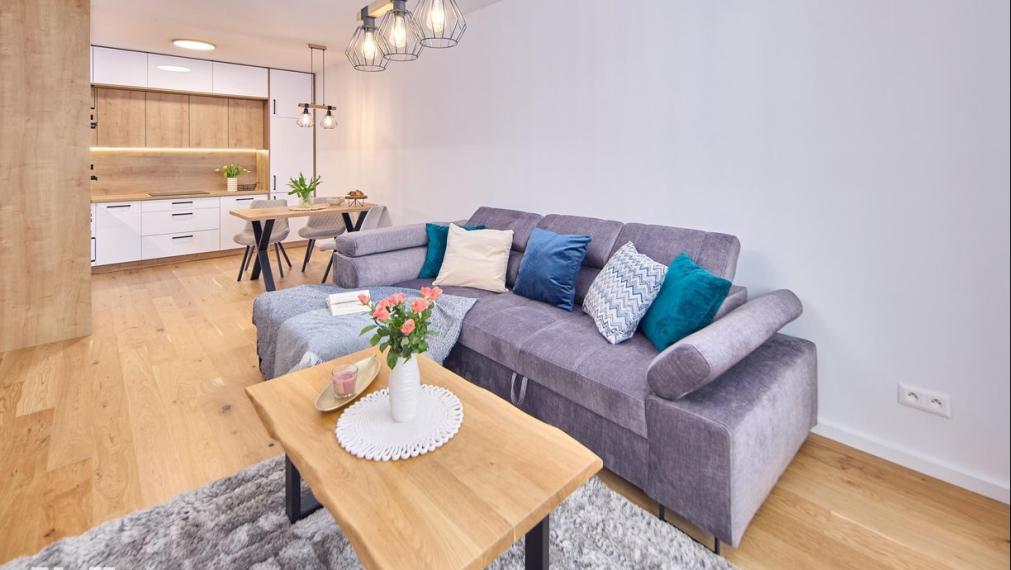 Neibrs | Nový zariadený 2 izb.byt, balkón, stropné chladenie, voľný IHNEĎ