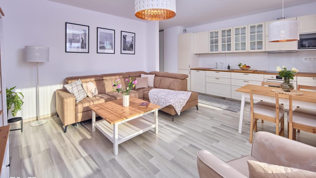 Neibrs | 3 izbový svetlý byt s balkónom (8m2) a parkovacím miestom